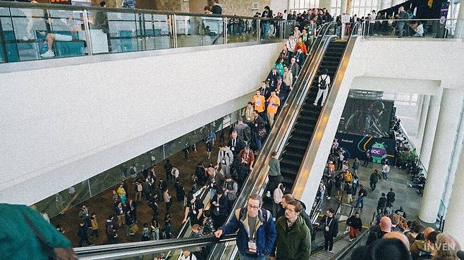 ▲ 가까이서 보면 많지만, 멀리서 봐도 많다