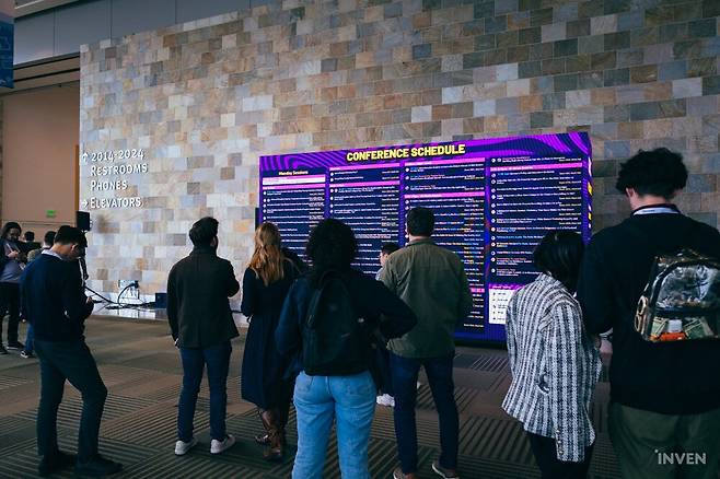 ▲ 매일 바뀌는 강연 시간표 크기도 이정도입니다