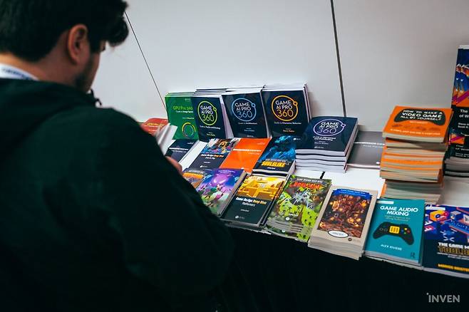 ▲ 마음의 양식(?) 수영복 콜렉션 말고, 정말 학술적인 서적도 많이 볼 수 있습니다