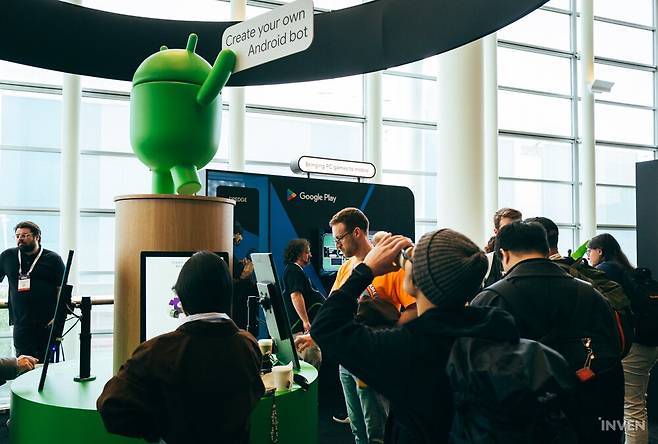 ▲ 안드로봇이 빙글빙글 돌아가는 구글플레이 부스도 있습니다
