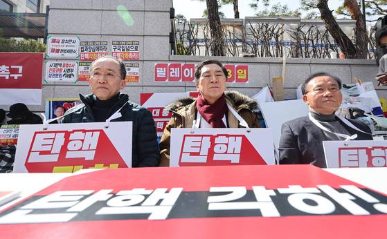 (서울=뉴스1) 김도우 기자 = 김기현, 윤재옥, 추경호 국민의힘 의원이 13일 서울 종로구 헌법재판소 앞에서 윤석열 대통령 탄핵 각하 촉구 릴레이 시위를 하고 있다. 2025.3.13/뉴스1