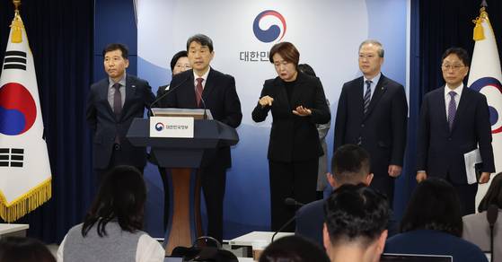 이주호 부총리 겸 교육부 장관이 의과대학 선진화를 위한 총장협의회 회장단 양오봉 전북대 총장, 이해우 동아대 총장, 한국의과대학의학전문대학원협회 이종태 이사장 등과 7일 서울 종로구 정부서울청사에서 학생 복귀 및 의대교육 정상화 브리핑을 하고 있다. 연합뉴스