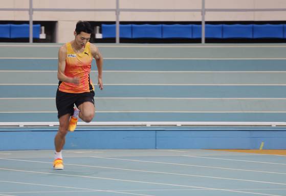 트랙을 전력으로 달리며 스피드 훈련을 하는 우상혁. 연합뉴스