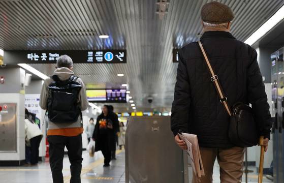 건강 노화지수로 따져보면 2023년 72세 노인이 12년 전인 2011년 65세 노인과 비슷하다는 연구 결과가 나왔다. 노인연령 상향 논의가 이어지는 가운데, 서울 시민 10명 중 6명이 현재 65세 이상인 지하철 무임승차 연령을 70세 정도로 상향하는 데 찬성하는 것으로 나타났다. 사진은 지난 6일 지하철 1호선 종로5가역 승강장 입구 모습. 연합뉴스