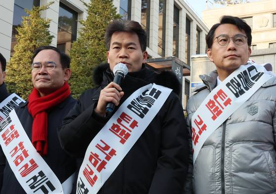 윤석열 대통령 탄핵심판 과정에서 반대 목소리를 내온 한국사 강사 전한길(가운데)씨. 연합뉴스