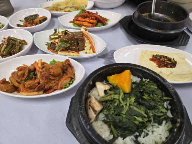 ▲ 정선 산마실의 인기 메뉴인 돌솥곤드레영양밥