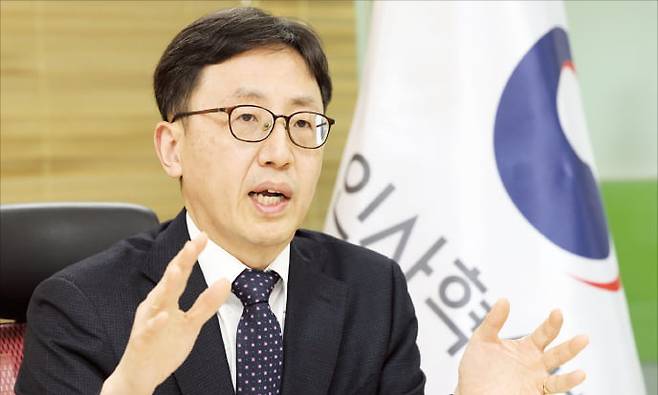 연원정 인사혁신처장은 17일 “공무원들이 장기적으로 공직에 헌신할 수 있도록 실질적인 복지 혜택을 강화할 것”이라고 말했다.  최혁 기자