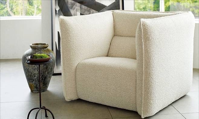 넉넉한 높이의 팔걸이와 등받이로 온전한 휴식을 제공하는 ‘사티’. /알로소 제공