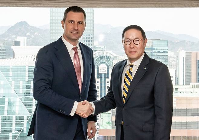 조현상 HS효성 부회장이 3월 17일 서울 소공동 롯데호텔에서 바르나 탄초스 루마니아 부총리 겸 재무부장관을 만나 투자환경 개선을 협의했다. 조현상 HS효성 부회장과 바르나 탄초스 루마니아 부총리. 사진=HS효성