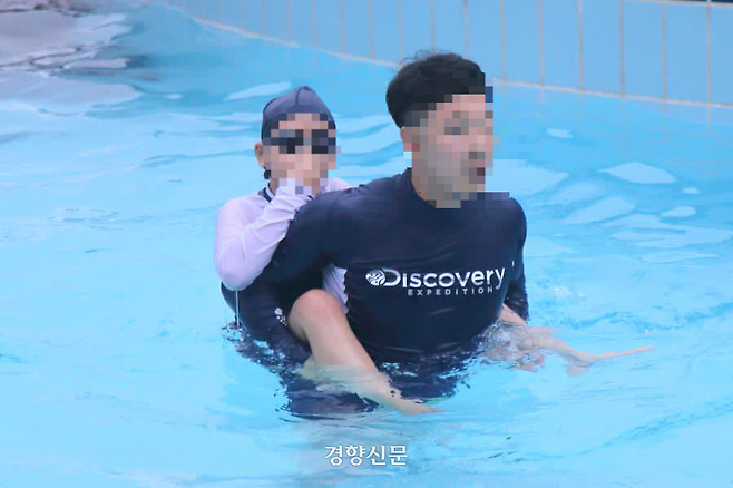 운화학원 이사장 손자(왼쪽)가 학교 관계자 등에 업혀있다. 독자제공