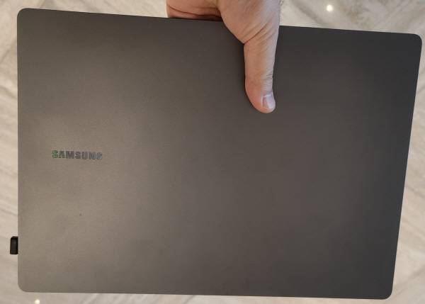 갤럭시 북5 프로(Pro)를 접어서 한 손으로 쥔 모습. 정옥재 기자