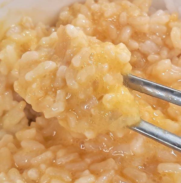 날계란과 밥을 비빈 계란밥 모습. 고소하면서도 부드럽고 짭쪼름하면서도 담백한 맛이다.