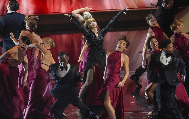 Lisa (center) sings "Live and Let Die" during the Oscars at the Dolby Theatre in Los Angeles, March 2. (AP-Yonhap)
