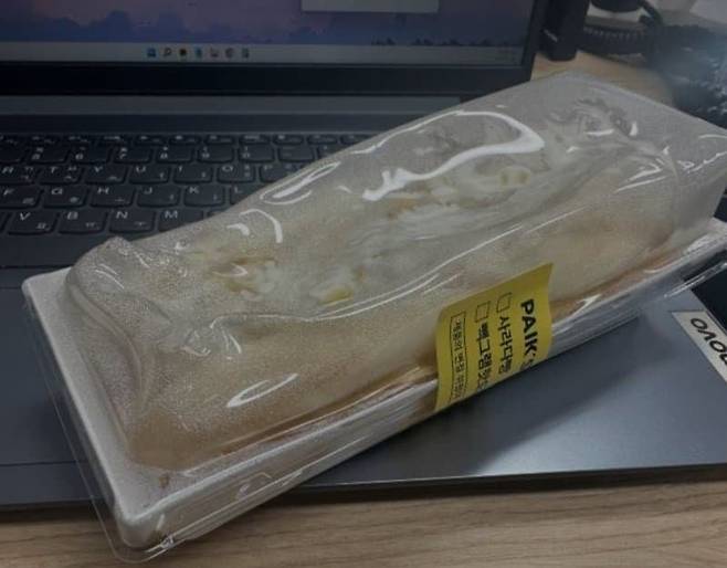 빽다방에서 플라스틱에 담긴 빵을 구매했는데 그대로 전자레인지에 돌려 제공 받았다며 누리꾼이 올린 사진. 온라인커뮤니티 캡처