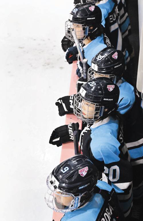 로켓걸스는 지난달 27일 경기도 하남 아이스박스에서 트리걸스와의 '3 ON 3' 리그 경기를 치렀다. 골키퍼를 제외한 3명이 출전하는 방식이다. 나머지 팀원들이 교대를 기다리며 경기를 지켜보고 있다.