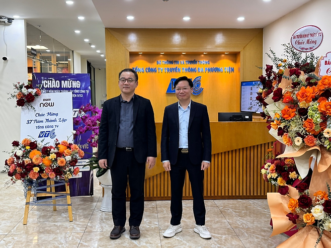 류제영 웹툰올 전무(왼쪽)와 Tran Phuong Huy VTC 대표. 웹툰올