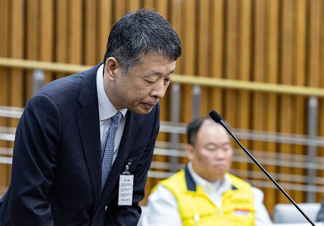 김광일 MBK파트너스 부회장 겸 홈플러스 공동대표가 18일 국회에서 열린 홈플러스·MBK파트너스 및 삼부토건 관련 긴급 현안질의에서 목례를 하고 있다.  김호영 기자