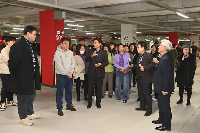 조용익 부천시장이 시민과 함께 여월공영주차장을 둘러보면서 소통하고 있다.  ./사진제공=부천시