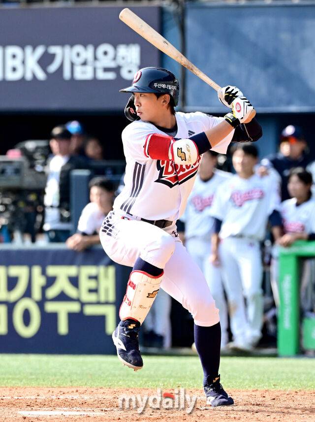 2025년 3월 14일 오후 서울 잠실야구장에서 2025 신한 SOL뱅크 KBO 리그 시범경기 KIA 타이거즈와 두산 베어스의 경기가 열렸다. 두산 김민석이 9회말 1사 1루서 대타로 타격하고 있다./마이데일리