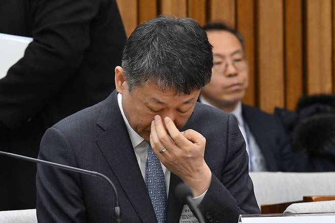 김광일 홈플러스 대표이사 겸 MBK 부회장이 18일 국회에서 열린 정무위원회 홈플러스 기업회생절차에 대한 현안 질의에서 얼굴을 만지고 있다. 국회사진기자단
