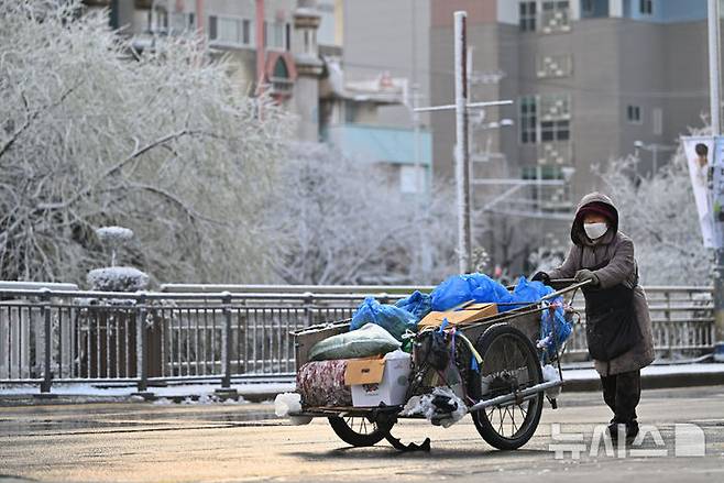 [광주=뉴시스] 이영주 기자 = 절기상 춘분을 이틀 앞둔 18일 오전 광주 남구 광주공원 주변에서 한 어르신이 폐품을 리어카에 실어 이동하고 있다. 2025.03.18. leeyj2578@newsis.com
