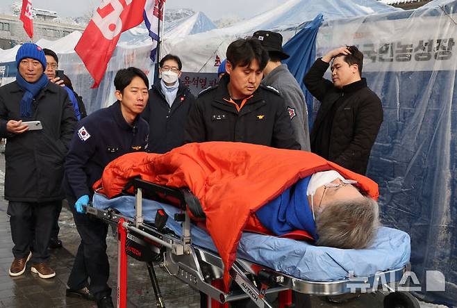 [서울=뉴시스] 김명원 기자 =18일 오전 서울 종로구 광화문 앞 농성장에서 단식 농성중인 민형배 더불어민주당 의원이 구급대에 의해 병원으로 이송되고 있다. 2025.03.18. kmx1105@newsis.com