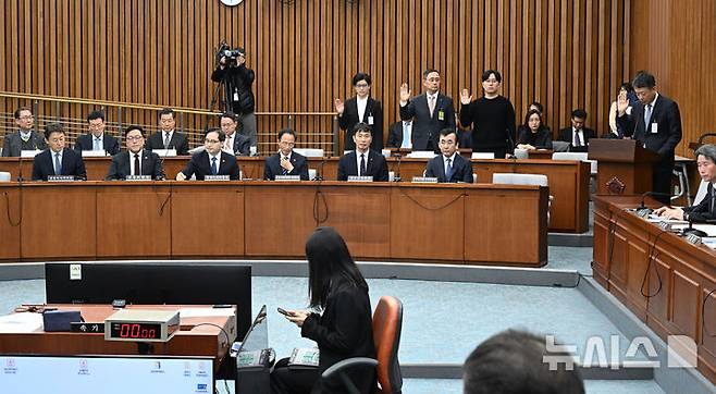 [서울=뉴시스] 국회사진기자단 = 김광일 홈플러스 대표이사 겸 MBK 부회장이 18일 서울 여의도 국회에서 열린 정무위원회 홈플러스 기업회생절차에 대한 현안 질의에서 선서를 하고 있다. 2025.03.18. photo@newsis.com