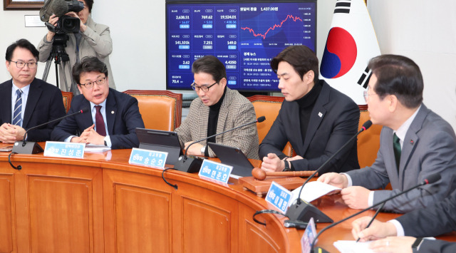 ▲이재명 더불어민주당 대표가 24일 서울 여의도 국회에서 열린 최고위원회의에서 상속세 개편과 관련해 진성준 정책위의장과 대화하고 있다. ⓒ연합뉴스