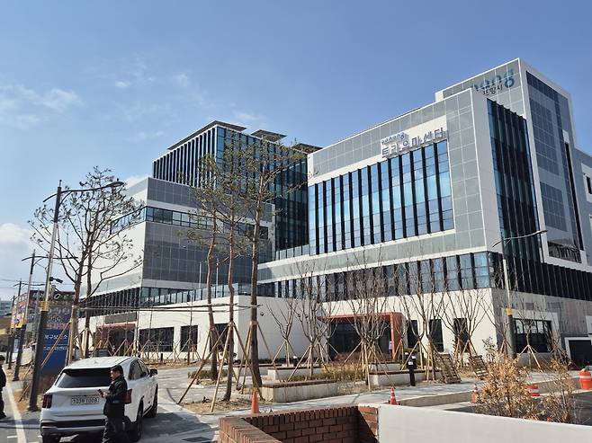 지진이 난 대성아파트 부지에 새롭게 건립된 포항북구보건소(왼쪽)와 트라우마센터(오른쪽).