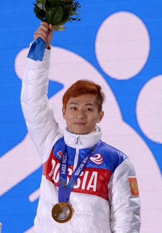 러시아 국가대표 빅토르 안(안현수)가 23일(현지시간) 러시아 소치 해안클러스터의 올림픽 파크 내 메달 프라자에서 열린 남자 쇼트트랙 500m 시상식에서 관중들의 환호에 답하고 있다. 사진=뉴스1