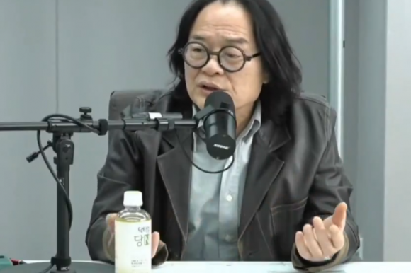 문화평론가 김갑수가 배우 김수현이 고 김새론과 미성년자 시절부터 교제했다는 의혹을 두고 부적절한 발언을 해 논린이 일고 있다. 유튜브 채널 ‘매불쇼’ 캡처