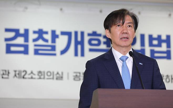 조국 전 조국혁신당 대표가 지난해 5월8일 국회 의원회관에서 열린 제22대 국회 검찰개혁 입법전략 토론회에서 기념촬영을 하고 있다. ⓒ시사저널 박은숙