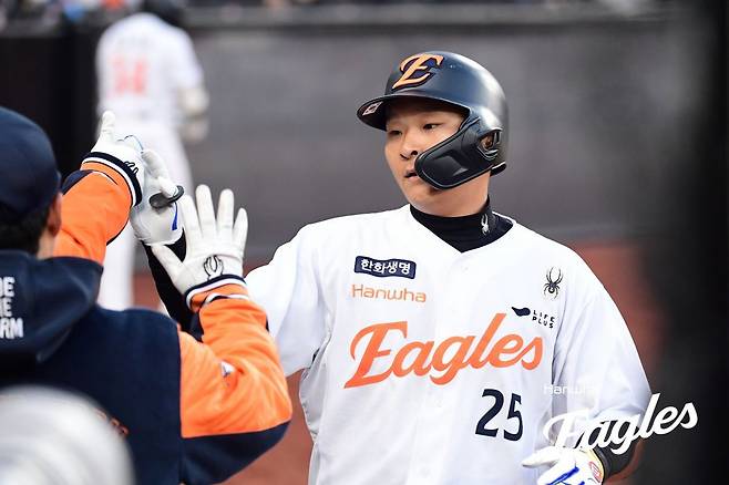 한화 김태연이 17일 시범경기 대전 삼성전 1회말 선두타자 홈런으로 대전한화생명볼파크 개장 1호 홈런을 기록했다. 사진제공|한화 이글스