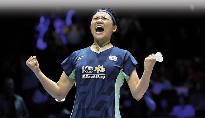 안세영이 17일 영국 버밍엄에서 열린 배드민턴 전영오픈 결승전에서 중국 왕즈이를 꺾고 포효하고 있다. AP연합뉴스