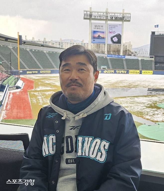 이호준 NC 감독이 18일 LG와의 시범경기 최종전이 강설 취소된 잠실 구장에서 취재진과 인터뷰하고 있다. 심진용 기자