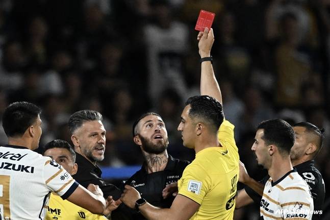 퇴장 명령을 받는 라모스(가운데). /AFPBBNews=뉴스1