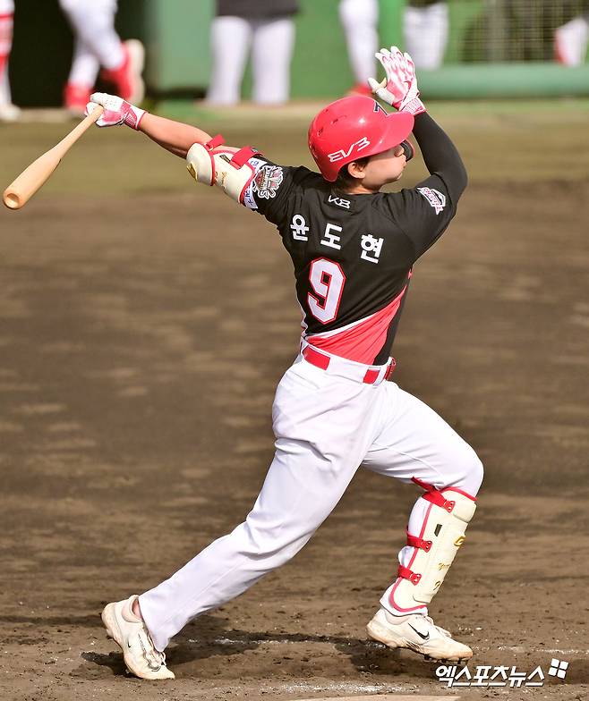 22일 오후 일본 오키나와 코자 신킨 스타디움에서 열린 KIA 타이거즈와 히로시마 도요카프의 연습경기, 8회초 1사 1루 KIA 윤도현이 타격을 하고 있다. 엑스포츠뉴스 DB