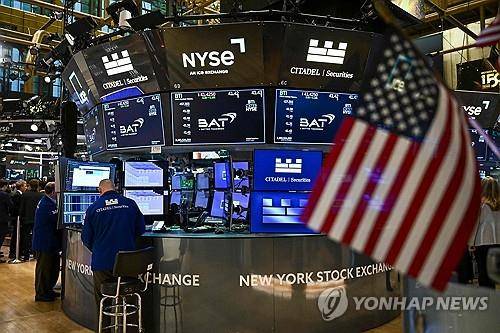 뉴욕증권거래소의 트레이더 [뉴욕 AFP=연합뉴스. 재판매 및 DB 금지]