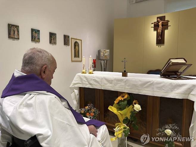 교황, 입원 후 첫 사진 공개 (AP=연합뉴스) 교황이 16일(현지시간) 로마 제멜리 병원 10층 경당에서 미사를 공동 집전한 후 기도하는 모습을 교황청이 공개했다. 2025.03.16. [교황청 공보실 제공. 재판매 및 DB 금지]