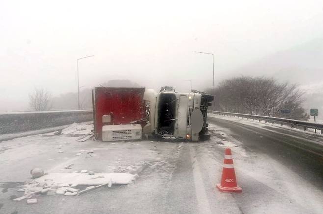 화물차 전도 [독자 제공. 재판매 및 DB 금지]
