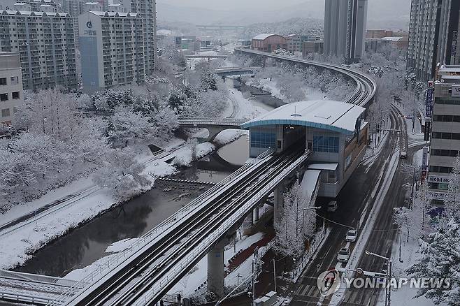 폭설로 운행 중단된 의정부경전철 (의정부=연합뉴스) 임병식 기자 = 폭설이 내린 18일 오전 경기도 의정부시 경전철 선로가 운행 중단으로 텅 비어 있다. 2025.3.18 andphotodo@yna.co.kr