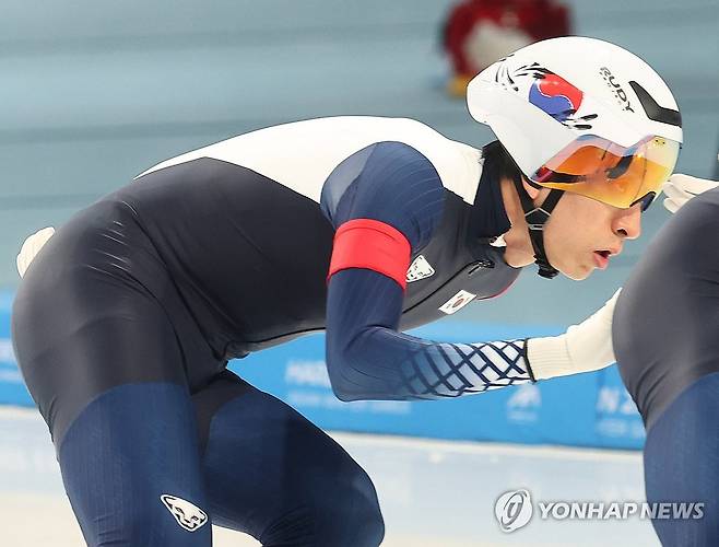 후배들 밀어주며 전설이 된 이승훈 (하얼빈=연합뉴스) 서대연 기자 = 11일 중국 하얼빈 헤이룽장 빙상훈련센터 스피드스케이팅 오벌에서 열린 하얼빈 동계아시안게임 스피드스케이팅 남자 팀 추월에 정재원·박상언과 함께 출전한 이승훈이 동료들을 밀어주며 레이스를 펼치고 있다.
    이승훈은 이날 획득한 은메달로 9번째 동계AG 메달을 손에 쥐며 김동성(8개)을 제치고 한국 선수 역대 동계AG 최다 메달리스트에 등극했다. 2025.2.11 dwise@yna.co.kr