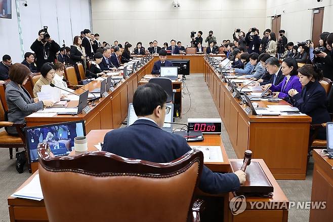 '의사 정원 심의' 의료인력 추계위법 복지위 상정 (서울=연합뉴스) 김주성 기자 = 18일 국회 보건복지위원회 전체회의에서 박주민 위원장이 의사 정원을 정부 직속 의료인력수급추계위원회(추계위)에서 심의하는 것을 골자로 하는 보건의료기본법 개정안 등 안건을 상정하고 있다. 2025.3.18 utzza@yna.co.kr