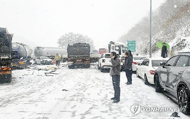 보성 남해고속도로서 다중 추돌 사고 (보성=연합뉴스) 정다움 기자 = 18일 오전 전남 보성군 남해고속도로 초암산터널 인근에서 다중 추돌 사고가 발생해 사고 차량이 멈춰서 있다. 2025.3.18 [전남소방본부 제공. 재판매 및 DB 금지] daum@yna.co.kr