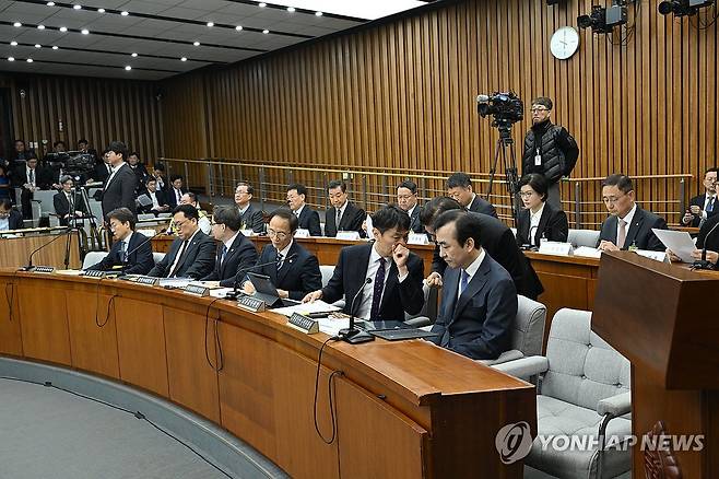 홈플러스 기업회생절차에 대한 현안 질의 (서울=연합뉴스) 김광일 홈플러스 대표이사 겸 MBK 부회장과 조주연 홈플러스 사장 등이 참석한 가운데 18일 국회에서 정무위원회 홈플러스 기업회생절차에 대한 현안 질의가 열리고 있다. 2025.3.18 [국회사진기자단] photo@yna.co.kr