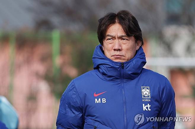 홍명보호 훈련 시작 (고양=연합뉴스) 임화영 기자 = 한국 남자축구 대표팀을 이끄는 홍명보 감독이 17일 고양종합경기장에서 3월 A매치 대비 첫 훈련을 하고 있다. 
    대표팀은 20일 오후 8시 고양종합운동장에서 오만을 상대로 2026 북중미 월드컵 아시아지역 3차 예선 7차전을 치르고, 25일에는 수원월드컵경기장에서 요르단과 예선 8차전을 펼친다. 2025.3.17 hwayoung7@yna.co.kr