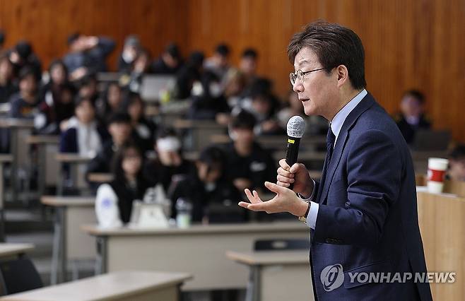 영남대서 특강하는 유승민 전 의원 (경산=연합뉴스) 윤관식 기자 = 국민의힘 유승민 전 의원이 18일 경북 경산시 영남대학교에서 '정치를 바꿔라 미래를 바꿔라'를 주제로 특강하고 있다. 2025.3.18 psik@yna.co.kr