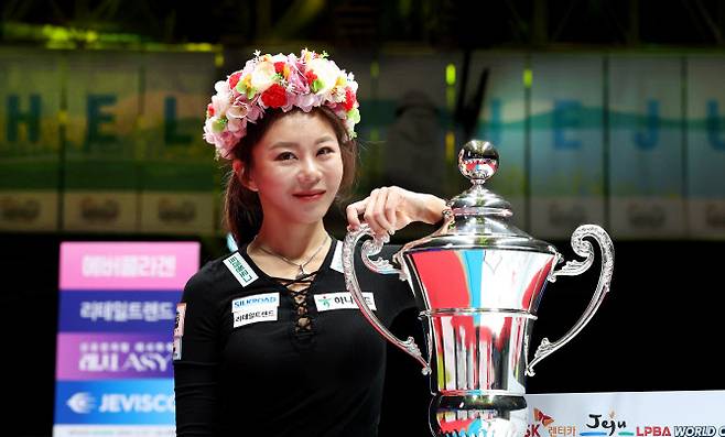 ‘당구여제’ 김가영이 프로당구 LPBA 월드챔피언십에서 우승을 차지한 뒤 트로피를 들고 화관을 쓴 채 기념촬영을 하고 있다. 사진=PBA 사무국
