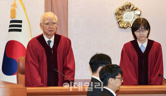 정형식, 이미선 헌법재판관이 지난 12월 27일 서울 종로구 헌법재판소 소심판정에서 윤석열 대통령 탄핵 심판 첫 변론준비기일에 참석하고 있다. (사진=이데일리 김태형 기자)