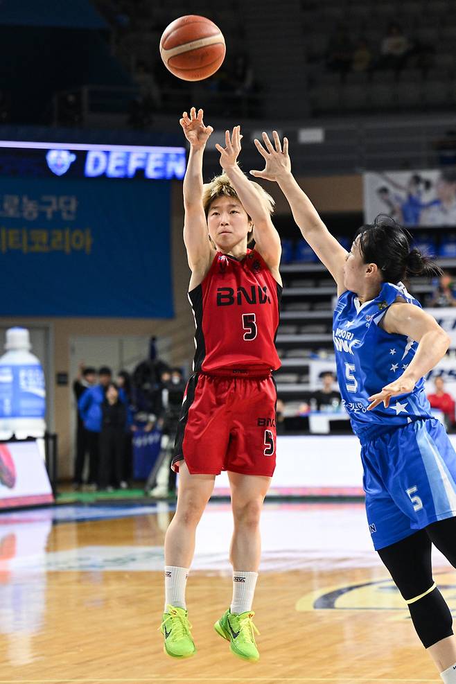 18일 아산이순신체육관에서 열린 하나은행 2024-2025 여자프로농구 챔피언결정전 2차전에서 슛을 시도하는 BNK 안혜지